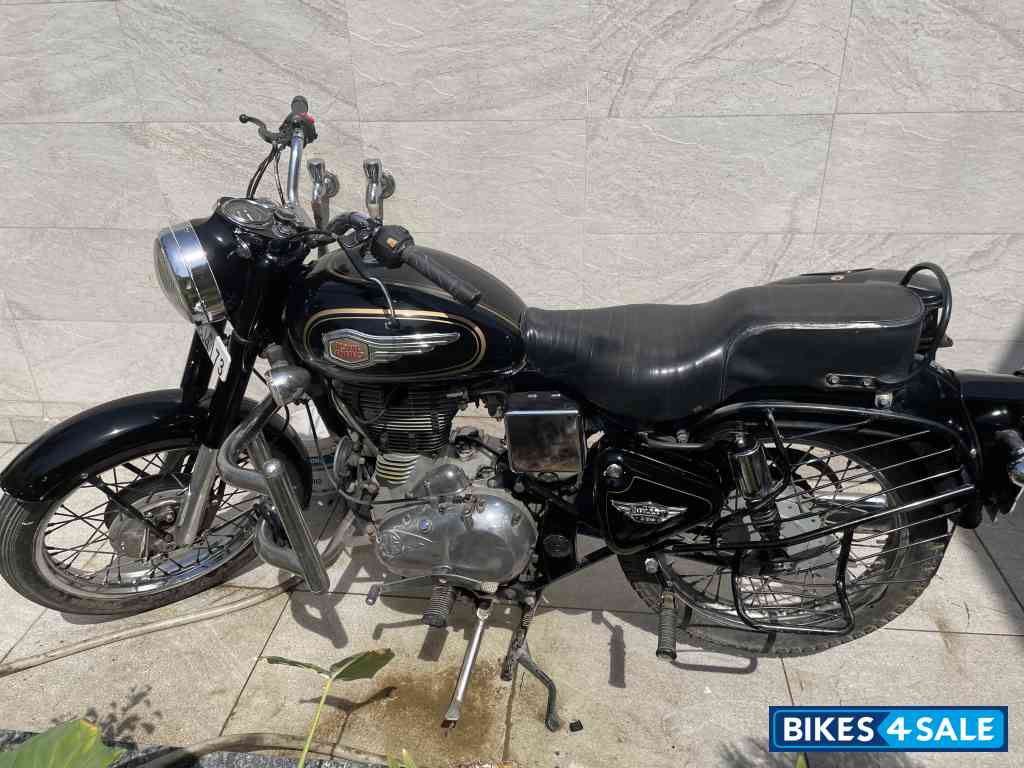 Black Royal Enfield Bullet Standard 350