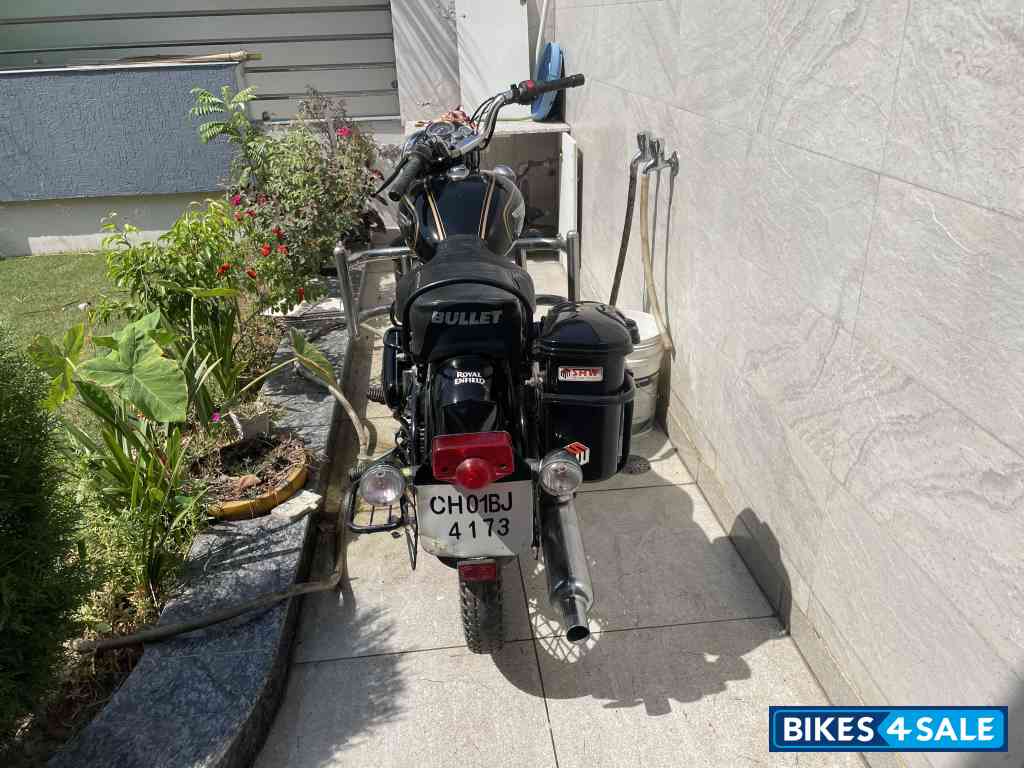 Black Royal Enfield Bullet Standard 350