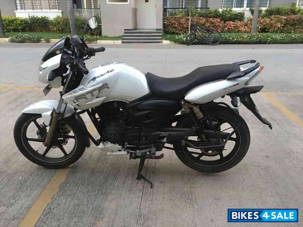 White TVS Apache RTR 180