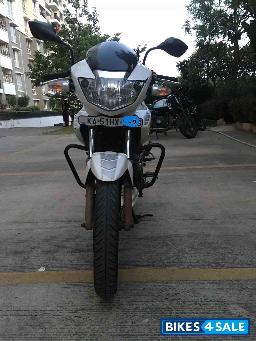 White TVS Apache RTR 180