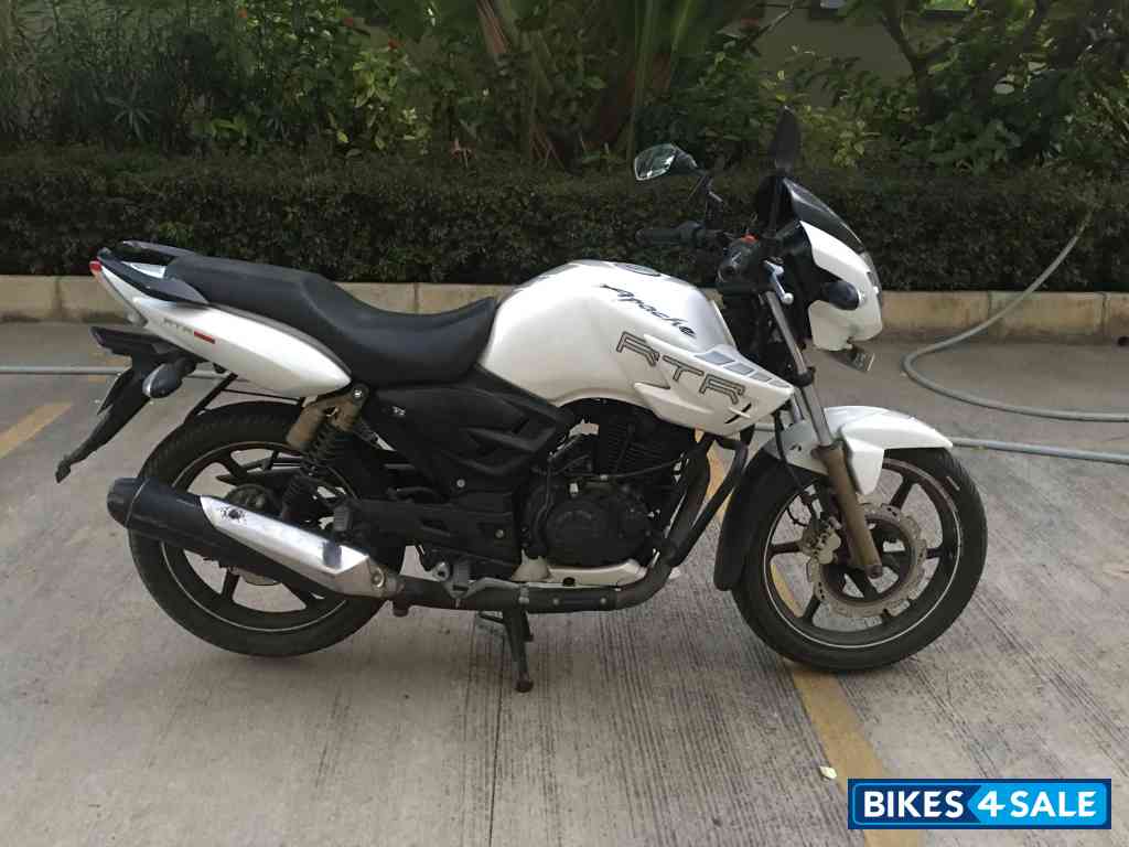 White TVS Apache RTR 180