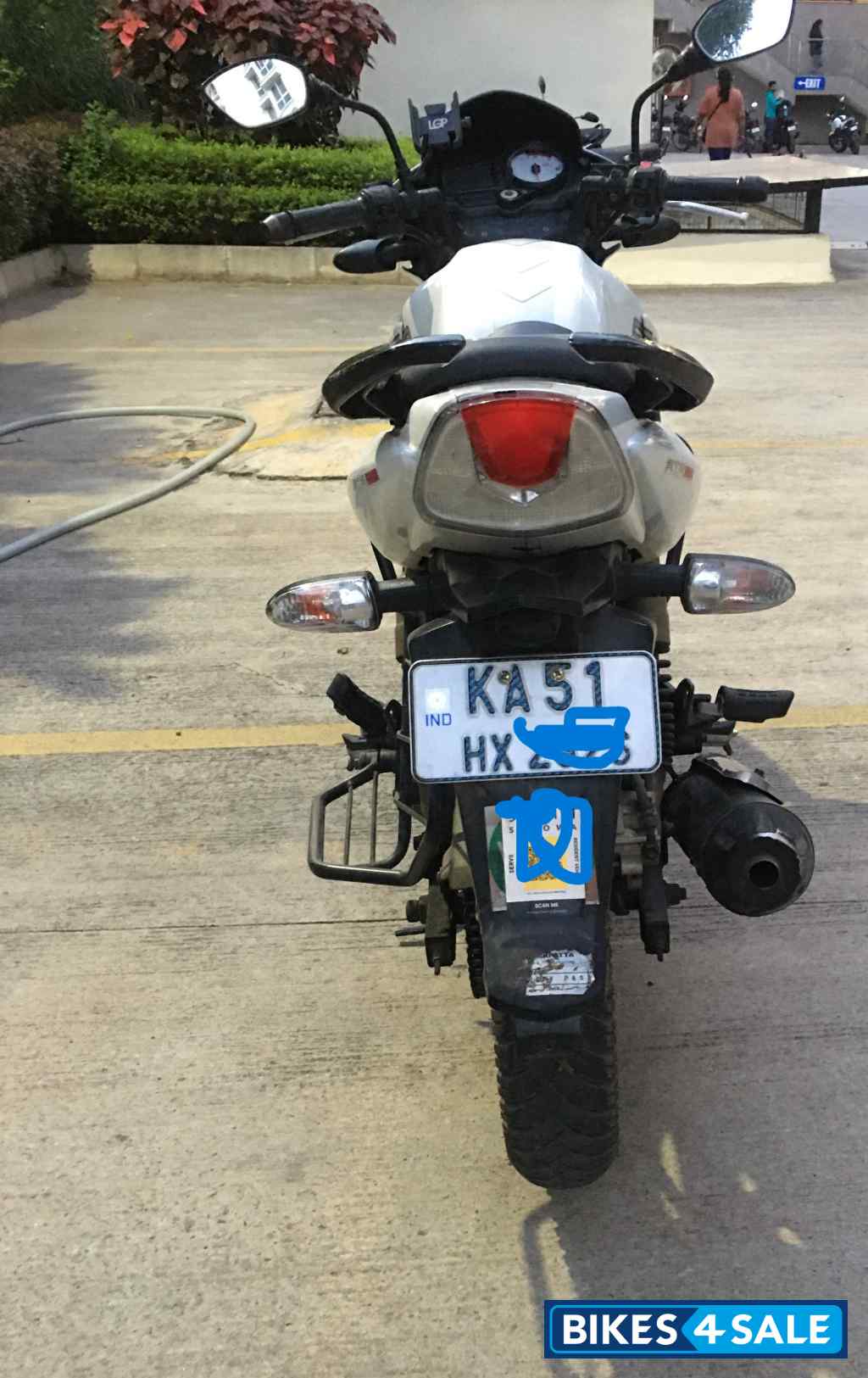 White TVS Apache RTR 180