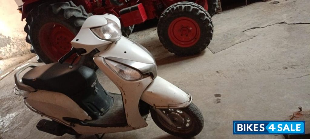 White Honda Aviator
