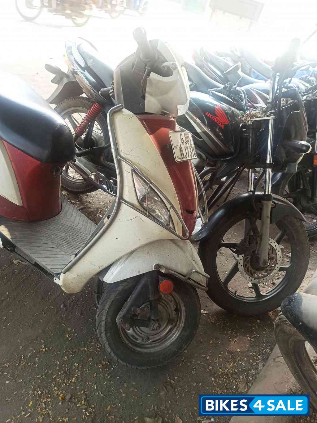 White & Red Hero Maestro