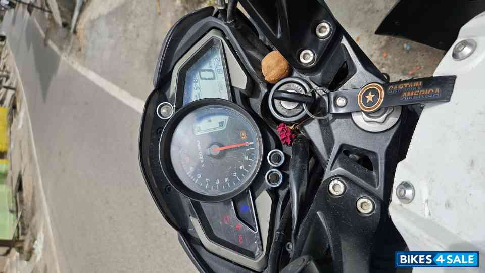 White Bajaj Ns 200