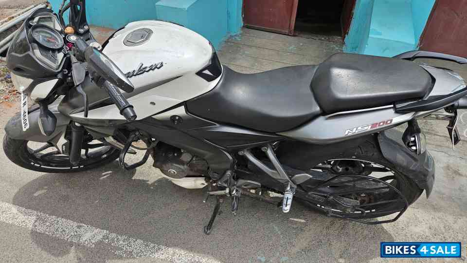 White Bajaj  Ns 200
