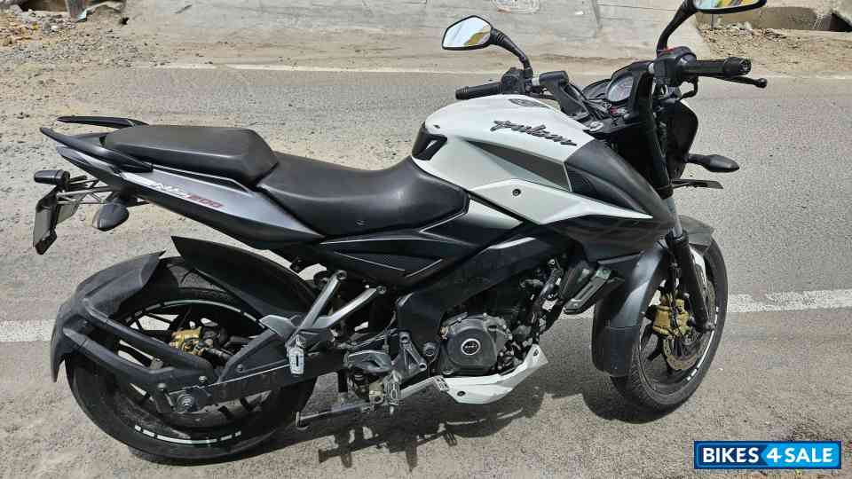 White Bajaj  Ns 200