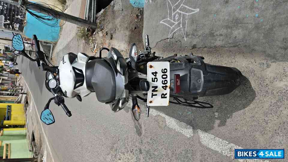 White Bajaj  Ns 200
