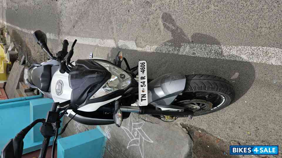 White Bajaj  Ns 200