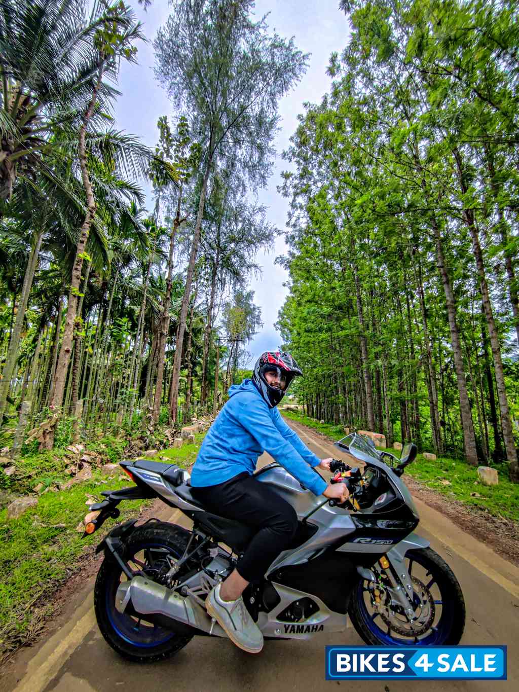 Metallic White Yamaha R15M