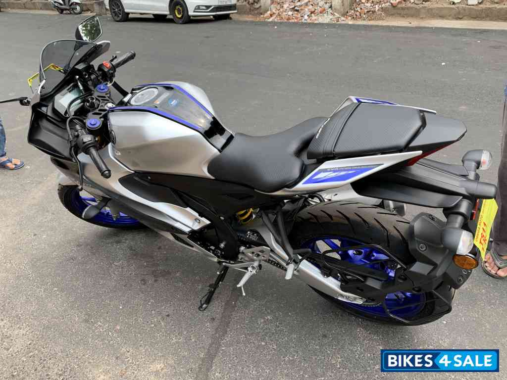 Metallic White Yamaha R15M