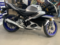 Metallic White Yamaha R15M