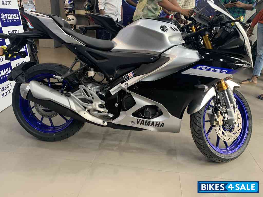 Metallic White Yamaha R15M