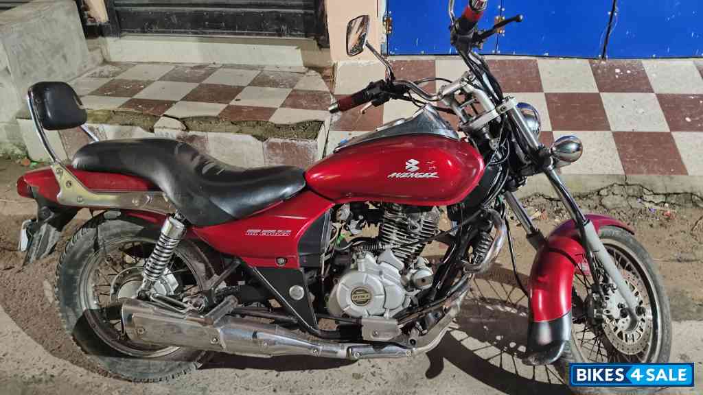 Red Bajaj Avenger 220 DTS-i