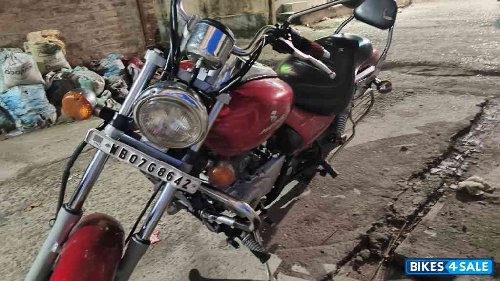 Red Bajaj Avenger 220 DTS-i