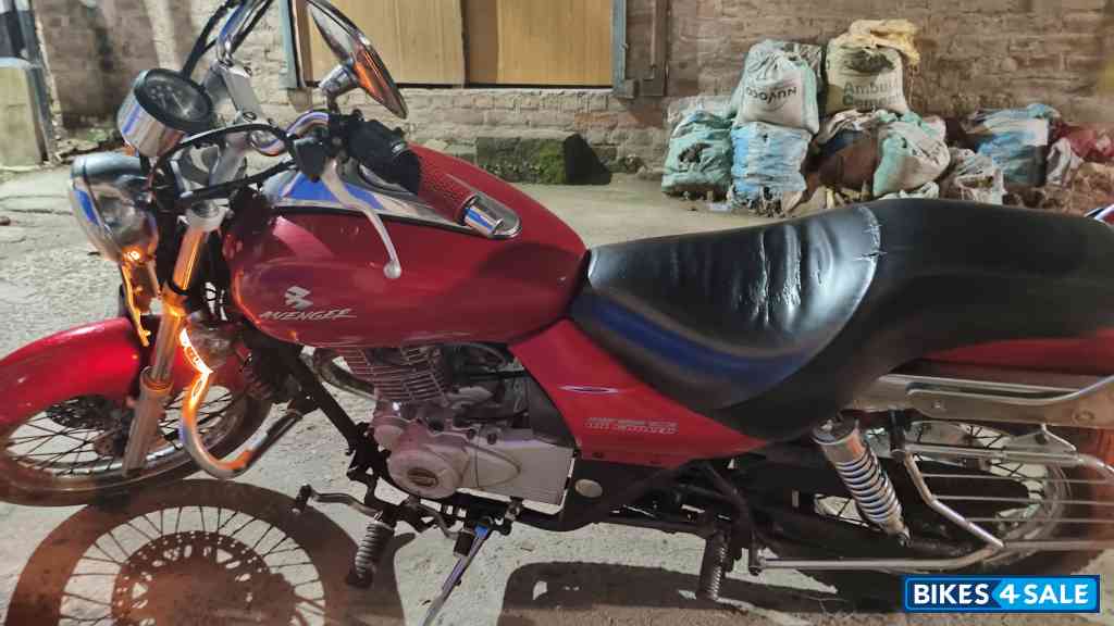 Red Bajaj Avenger 220 DTS-i