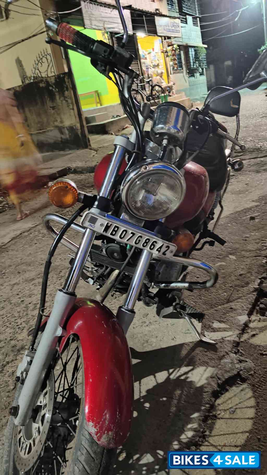 Red Bajaj Avenger 220 DTS-i