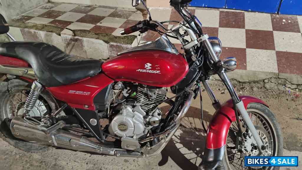 Red Bajaj Avenger 220 DTS-i
