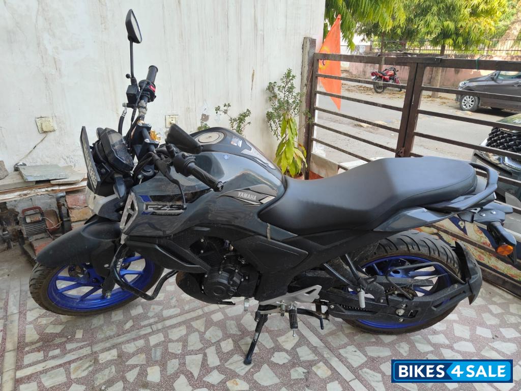 Grey Yamaha FZ-S Grey Yamaha FZ-S