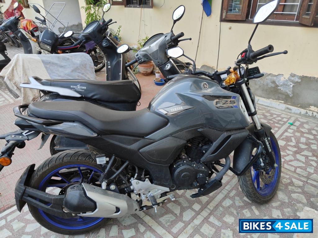 Grey Yamaha FZ-S Grey Yamaha FZ-S