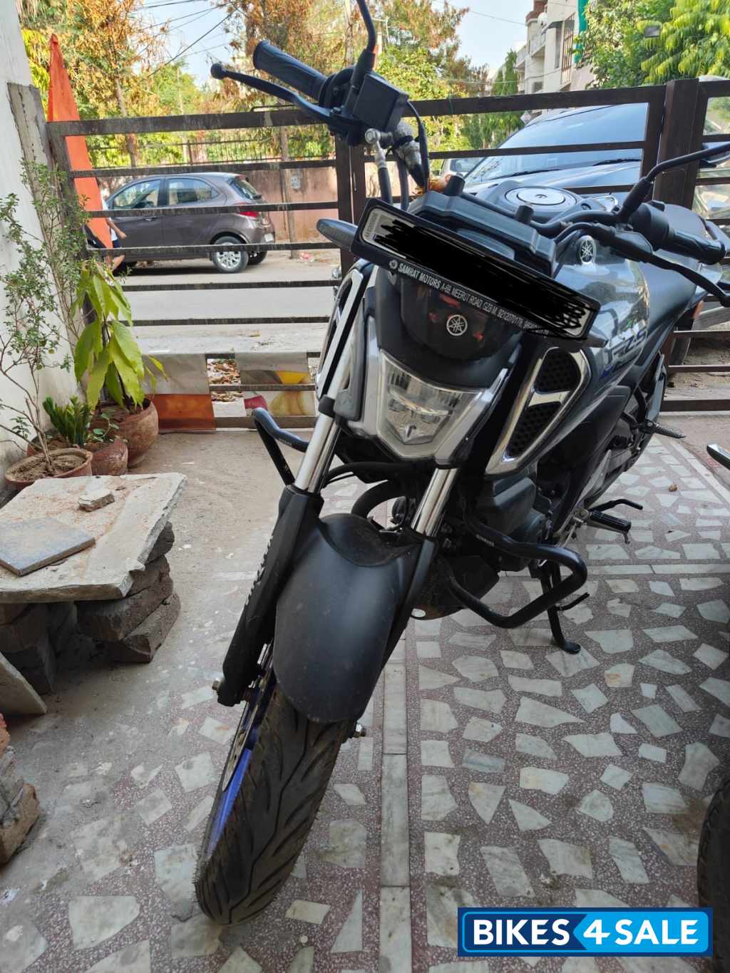 Grey Yamaha FZ-S Grey Yamaha FZ-S