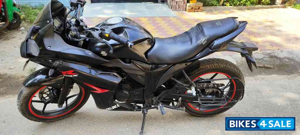 Shining Black Suzuki Gixxer SF
