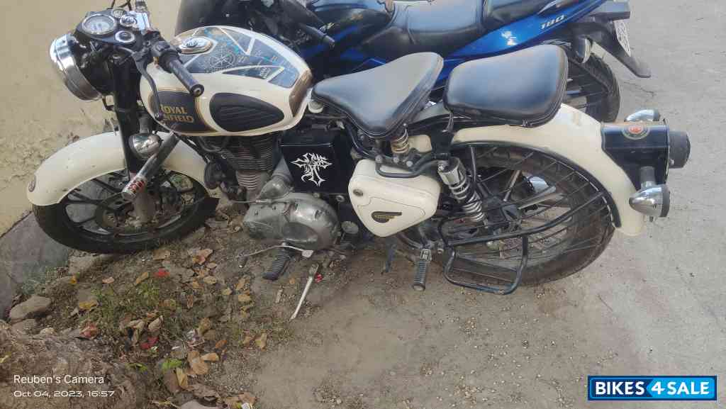 White Royal Enfield Classic 350 BS VI White Royal Enfield Classic 350 BS VI