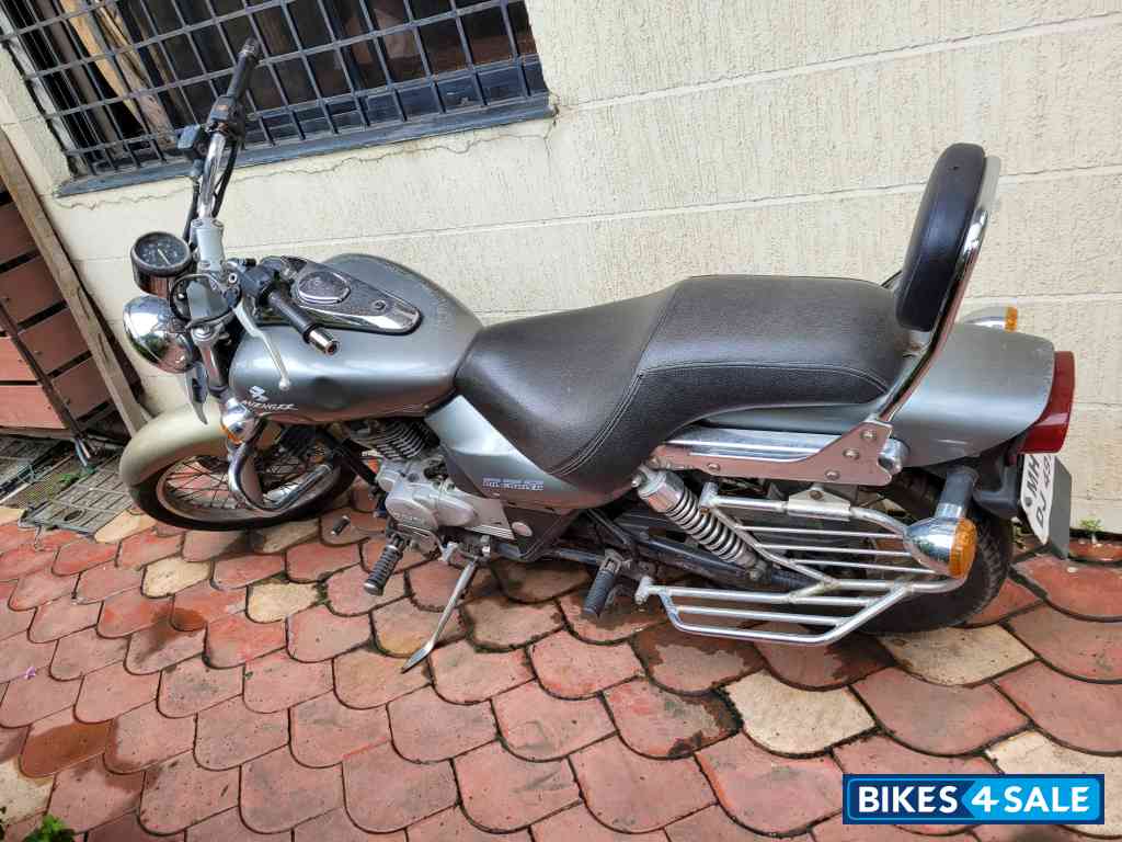 Silver Bajaj Avenger 220 DTS-i