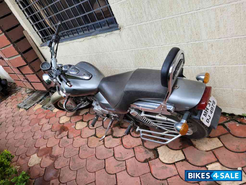 Silver Bajaj Avenger 220 DTS-i