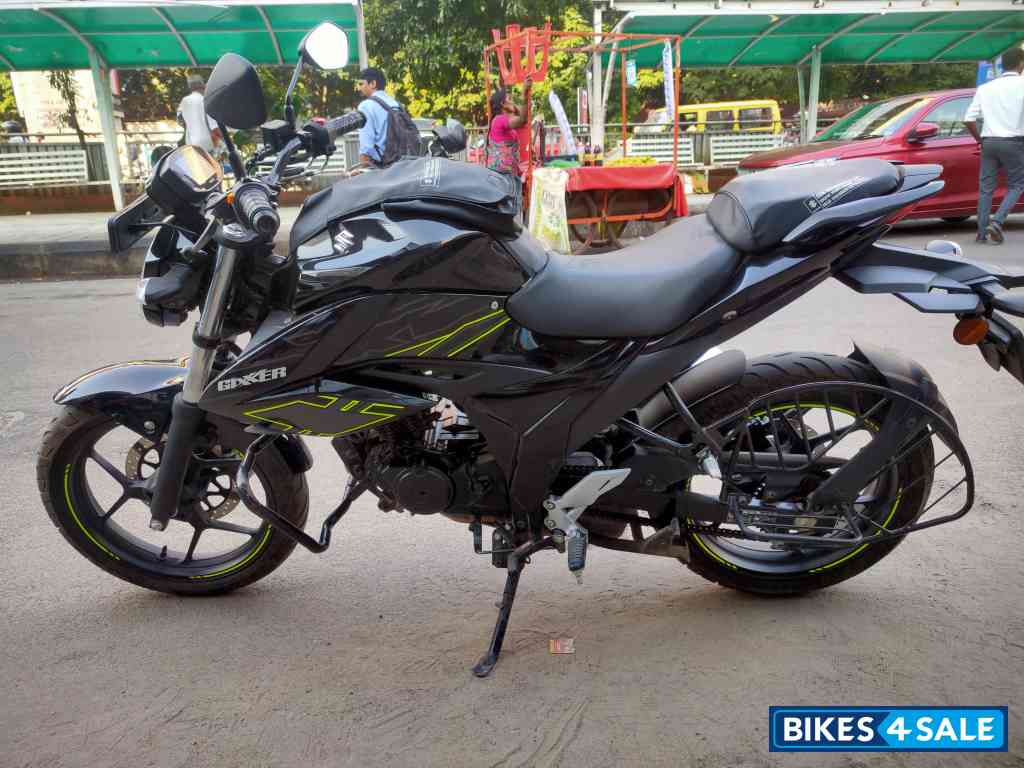 Black Suzuki Gixxer 150