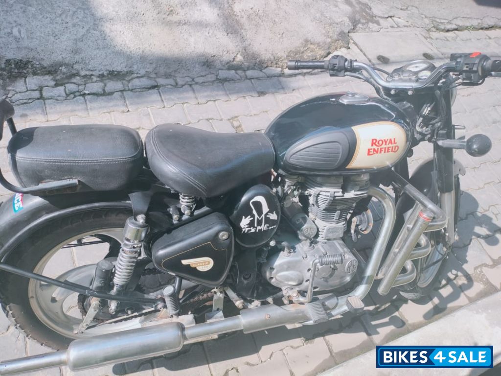 Black Royal Enfield Classic 350 BS VI