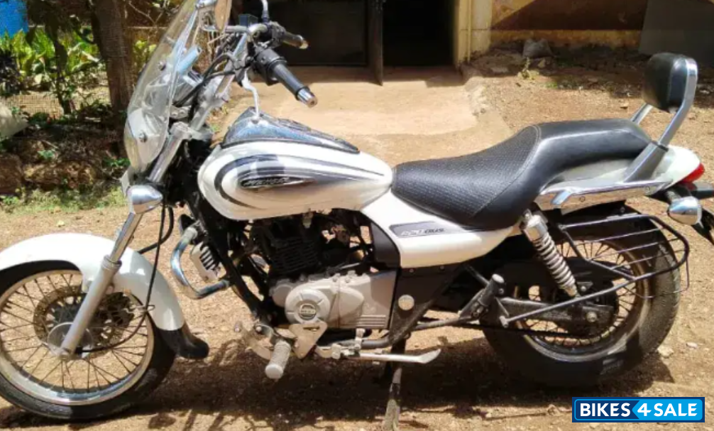 Moon White Bajaj Avenger Cruise 220