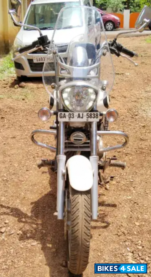 Moon White Bajaj Avenger Cruise 220 Moon White Bajaj Avenger Cruise 220