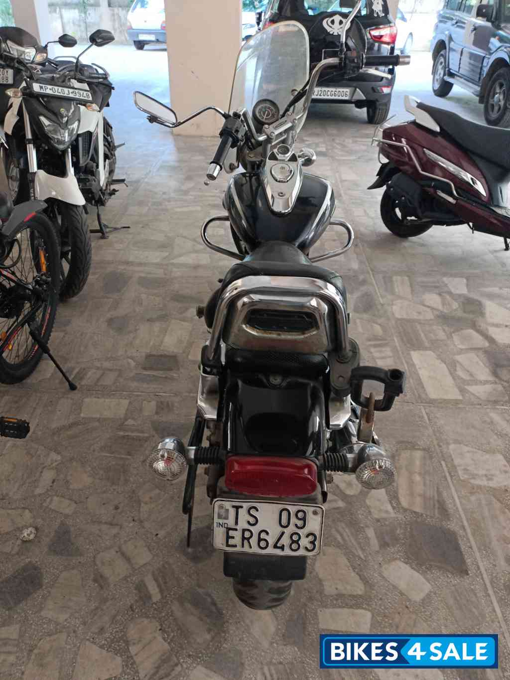 Ebony Black Bajaj Avenger Cruise 220 Ebony Black Bajaj Avenger Cruise 220