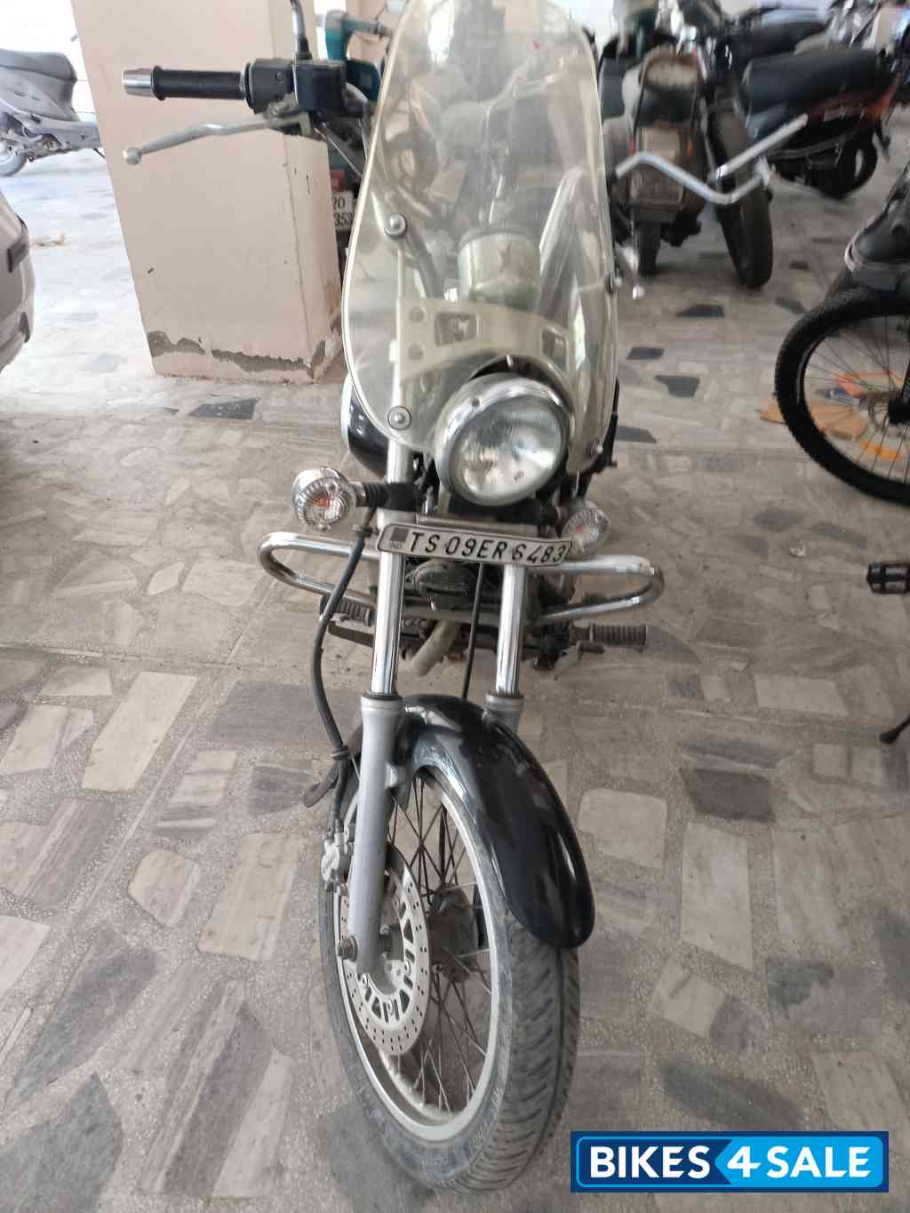 Ebony Black Bajaj Avenger Cruise 220 Ebony Black Bajaj Avenger Cruise 220