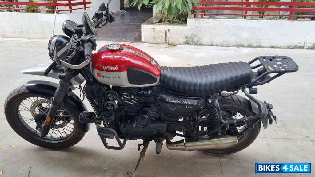 Yezdi Scrambler Dual Tone