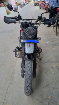 Yezdi Scrambler Dual Tone