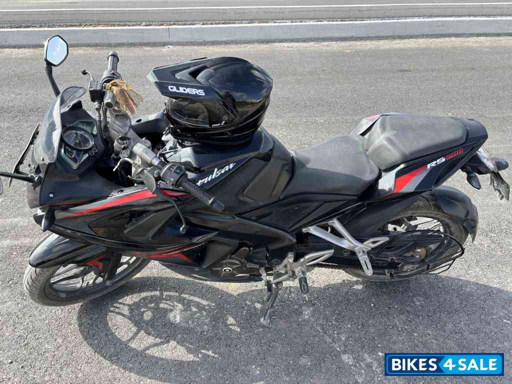 Black Bajaj Pulsar RS 200