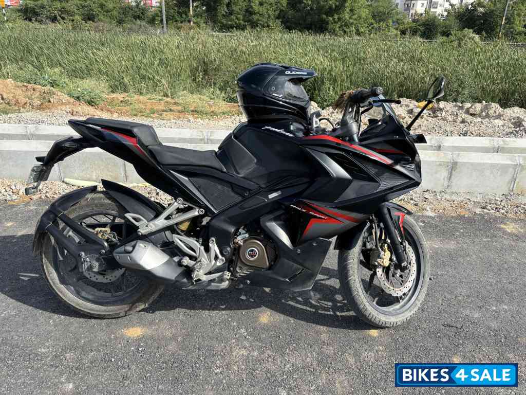 Black Bajaj Pulsar RS 200