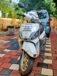 White Mahindra Gusto VX