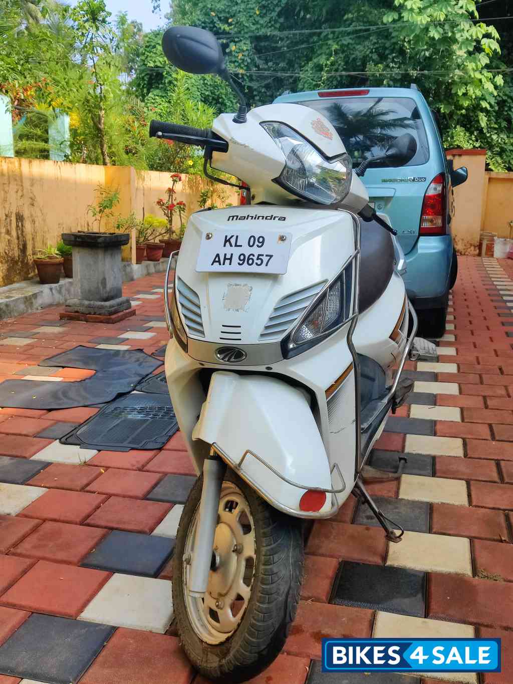 White Mahindra Gusto VX