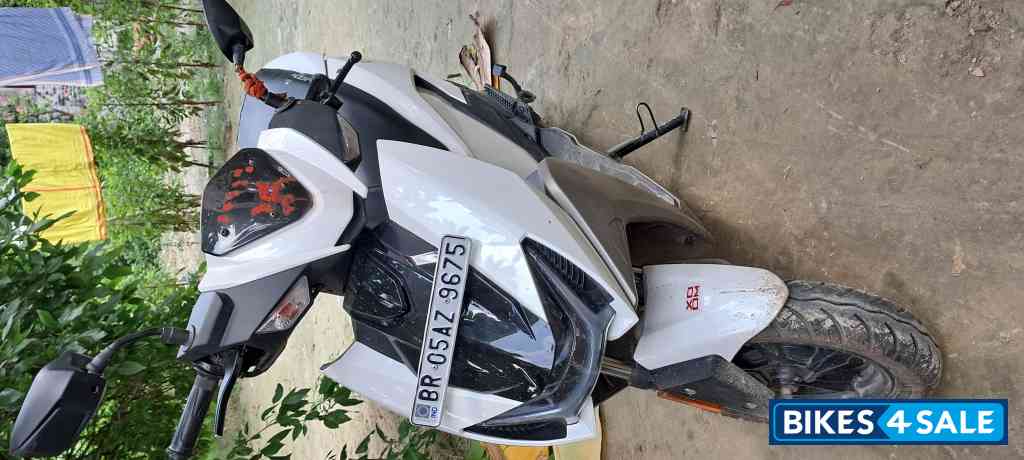 White Honda Xoom(VX) White Honda Xoom(VX)