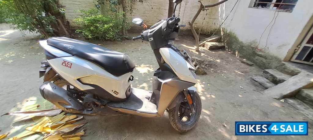 White Honda Xoom(VX) White Honda Xoom(VX)