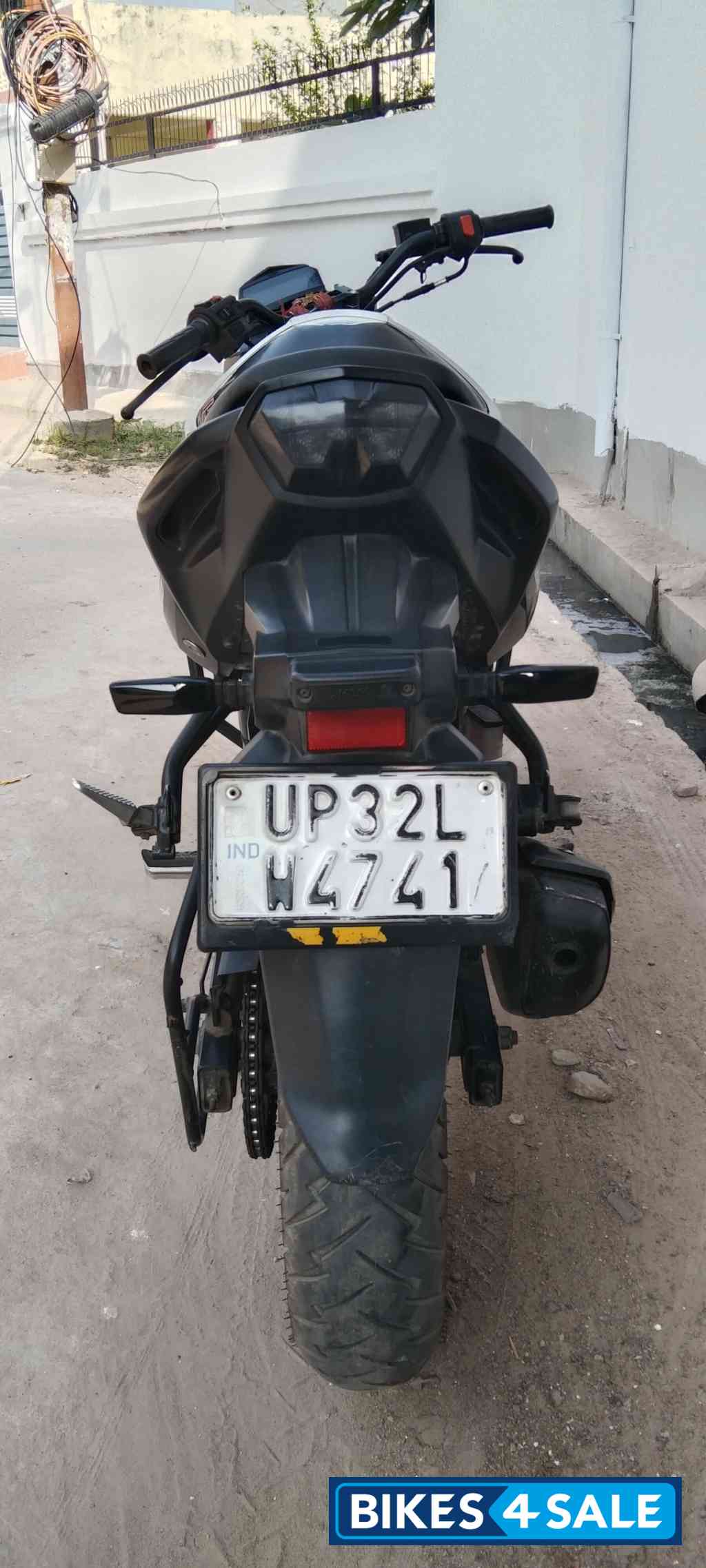 White Hero Xtreme 160R