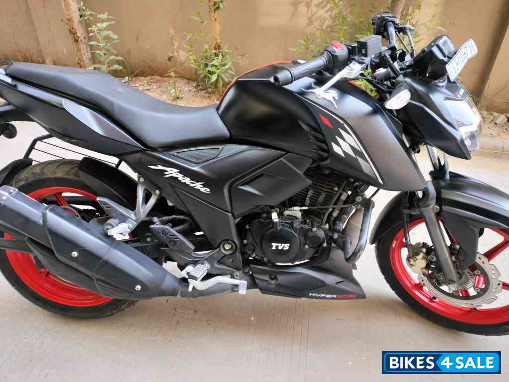 Black&red TVS Apache RTR 160 4V Special Edition