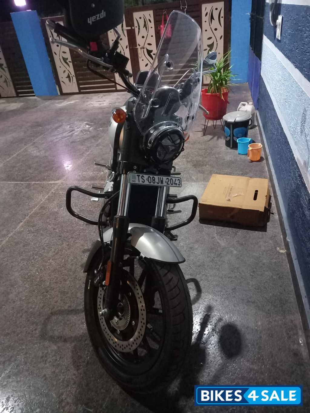 Yezdi Roadster Yezdi Roadstar Silver