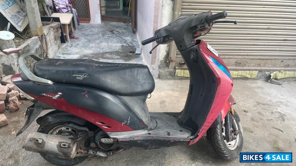 Red Honda Activa i