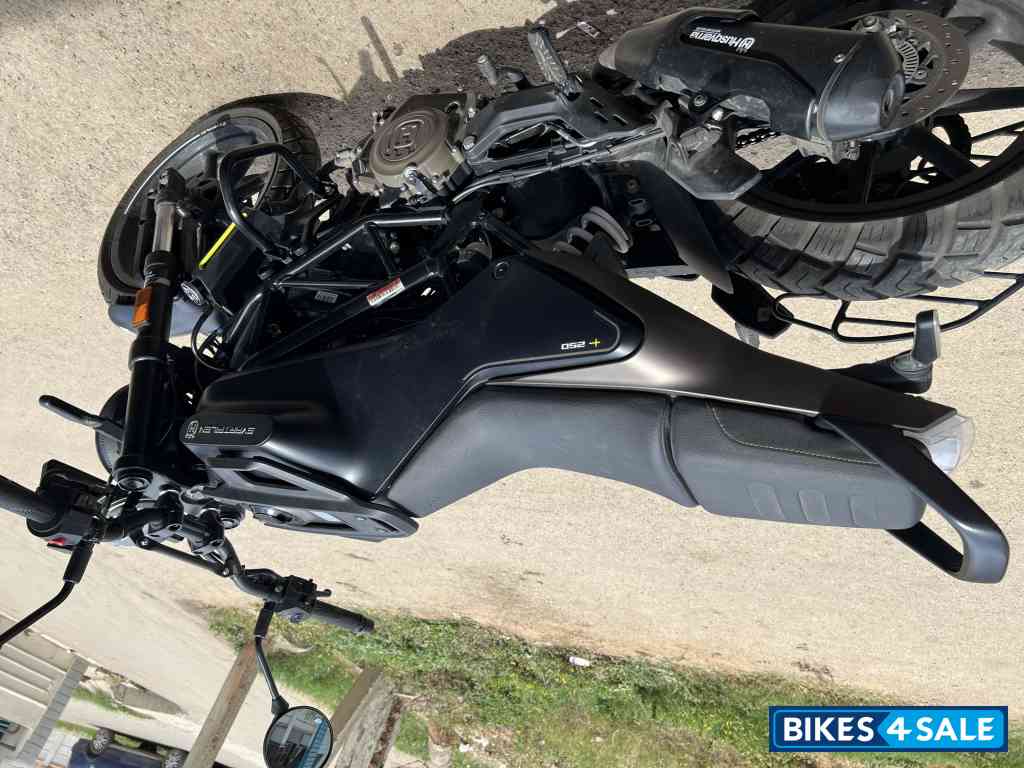 Black Husqvarna Svartpilen 250 2022