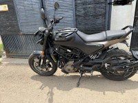 Black Husqvarna Svartpilen 250 2022