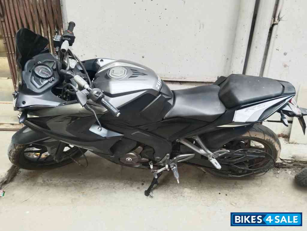 Bajaj Pulsar RS 200